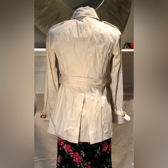 Banana Republic trench coat. Tan,cotton canvas, lined, lots of details, Size PS - Picture 7 of 16